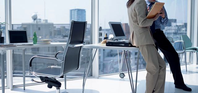 WEBでケータイを見ています